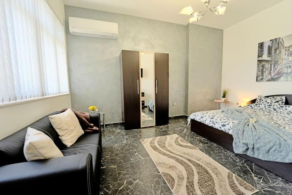 Cozy 1-Bedroom Flat In The Very Center Of София Экстерьер фото