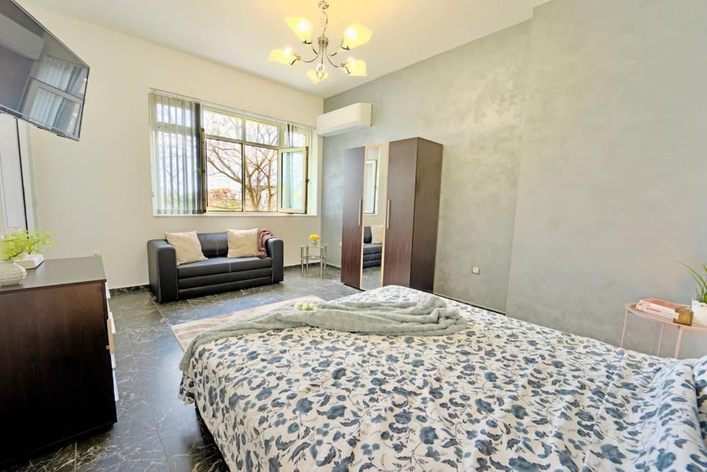 Cozy 1-Bedroom Flat In The Very Center Of София Экстерьер фото